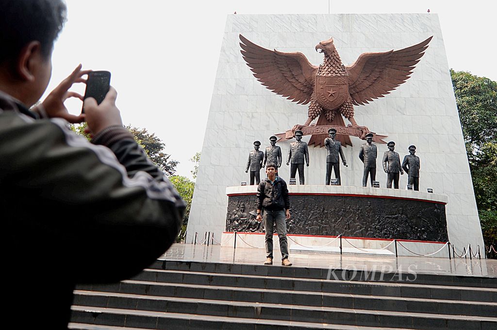 Warga mengunjungi Monumen Pancasila Sakti di kawasan Lubang Buaya, Jakarta Timur (30/9/2014). Monumen tersebut dibangun untuk menghormati para Pahlawan Revolusi yang berjuang mempertahankan ideologi negara Republik Indonesia, Pancasila.