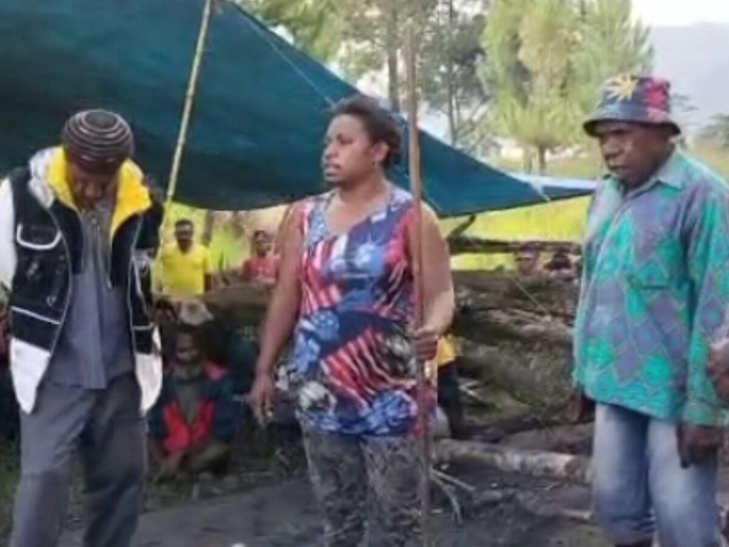 Keluarga dari warga bernama Stevanus Wilil yang ditembak mati seorang anggota Polres Tolikara di Kampung Mulima, Kabupaten Jayawijaya, Papua Pegunungan, 10 April 2023.