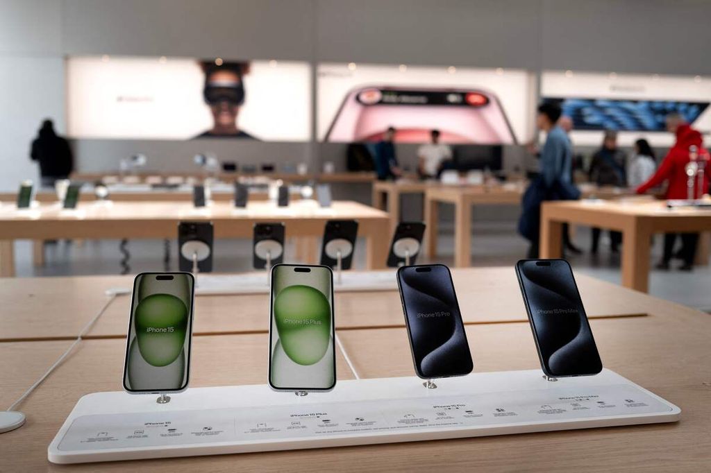 Seri iPhone 15 dipajang di Apple Store Chicago, Illinois, Maret 2024.