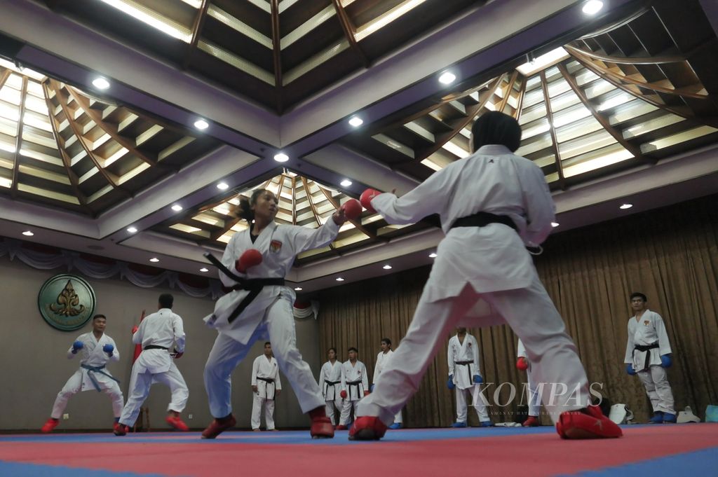 Suasana latihan di pelatnas karate Pengurus Besar Federasi Olahraga Karate-do Indonesia (PB Forki) di Kompleks Gedung Manggala Wanabakti, Kementerian Lingkungan Hidup dan Kehutanan, Jakarta Pusat, Senin (4/4/2022). Menjelang SEA Games 2021, pelatnas karate masih menanti baju karate baru. Seragam baru sangat dibutuhkan oleh tim kata atau seni pertunjukkan jurus karena salah satu komponen penilaian ialah penampilan. Jika memungkinkan, seragam baru itu tiba lebih cepat agar atlet bisa lebih menyesuaikan dengan kondisi tubuhnya. Sebab, biasanya, baju baru itu ukurannya tidak benar-benar pas. Kalau tiba jauh-jauh hari, atlet masih ada waktu untuk menjahitnya.