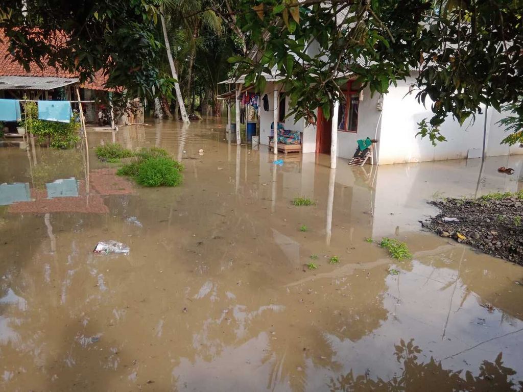 Rumah-rumah terendam banjir akibat tanggul Sungai Cimeneng di Dusun Cikerang, Desa Bantarsari, Kecamatan Bantarsari, Kabupaten Cilacap, Jawa Tengah, jebol pada Jumat (1/3/2024) pagi.