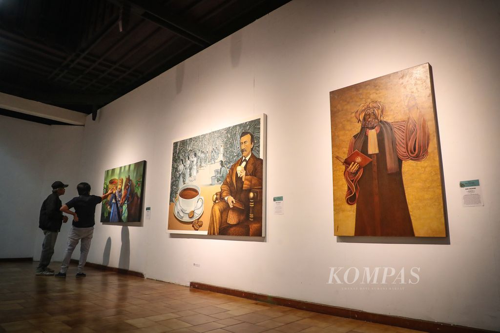 Pengunjung mengamati karya-karya seni rupa yang ditampilkan dalam pameran seni rupa dan perjalanan kopi Indonesia, Road to Max Havelaar, di Bentara Budaya Jakarta, Kamis (5/10/2023). 