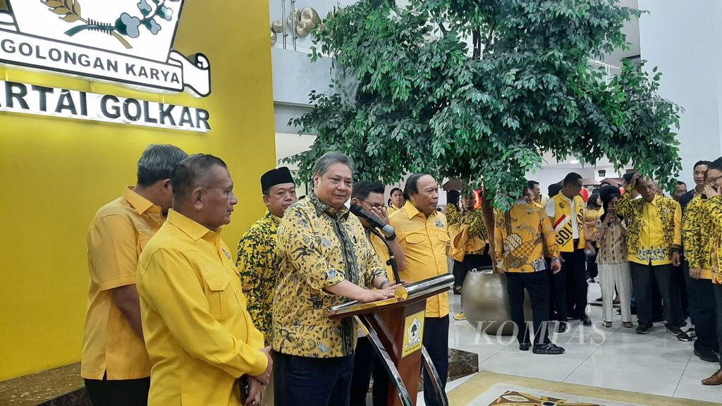 Ketua Umum Partai Golkar Airlangga Hartarto memberikan keterangan pers seusai memimpin rapat pleno persiapan Rapimnas dan HUT Golkar di Kantor DPP Partai Golkar, Jakarta, Rabu (18/10/2023). 