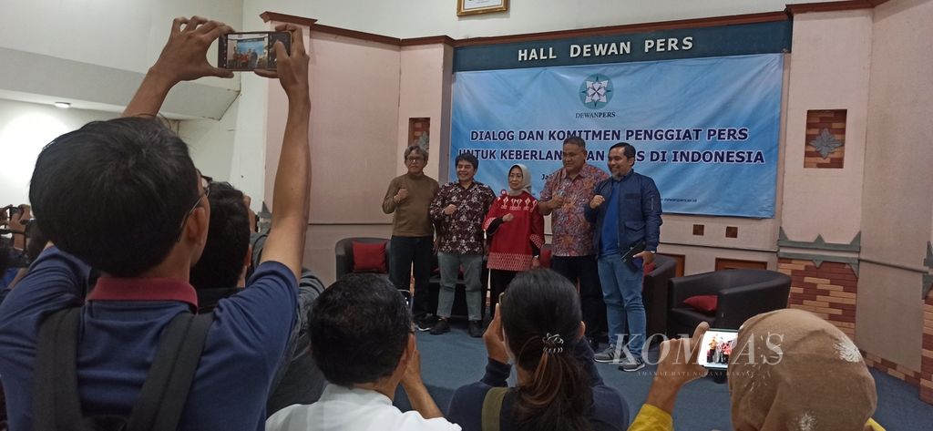 Sejumlah wartawan mengambil foto narasumber dalam acara konferensi pers yang diadakan Dewan Pers terkait dialog dan komitmen penggiat pers untuk keberlanjutan pers di Indonesia, Jumat (15/9/2023), di Jakarta.