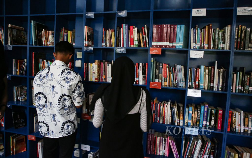 Pengunjung remaja memilih buku bacaan di perpustakaan Taman Literasi Martha Christina Tiahahu di kawasan Blok M, Jakarta Selatan, Jumat (30/6/2023). 
