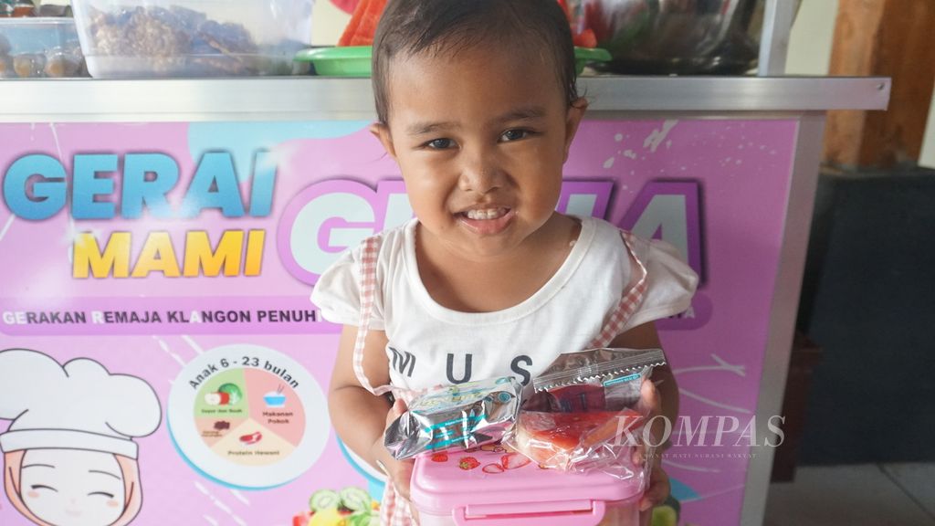 Seorang anak mendapatkan makanan tambahan lengkap dengan protein hewani setelah selesai dilakukan pemantauan tumbuh kembang di Posyandu Mawar Merah, Dusun Klangon, Sedayu, Bantul. Yogyakarta, Jumat (10/2/2023). 