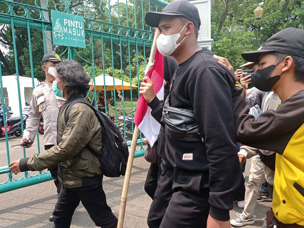 Belasan pelajar dibawa polisi saat hendak mengikuti unjuk rasa di seputaran Patung Arjuna Wijaya dan Monumen Nasional, Jakarta, Senin (11/4/2022).