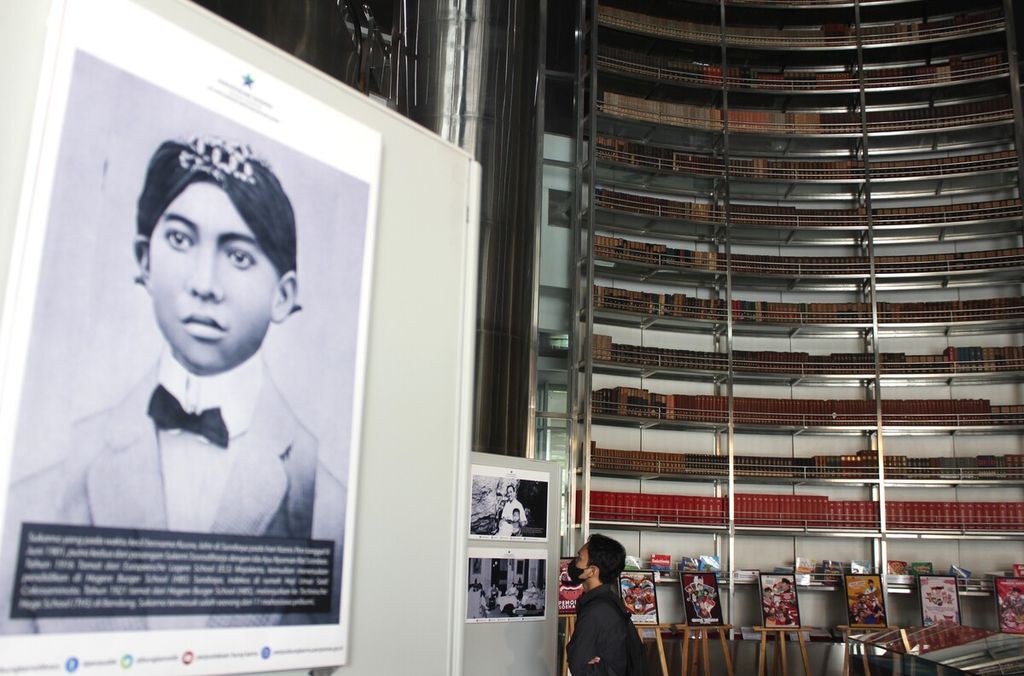 Pengunjung mengamati foto-foto Presiden Pertama RI Soekarno dalam pameran "Internalisasi Pemikiran Bung Karno Melalui Ragam Koleksi Perpustakaan Nasional RI" di lobi Gedung Perpusnas, Senin (5/6/2023). 