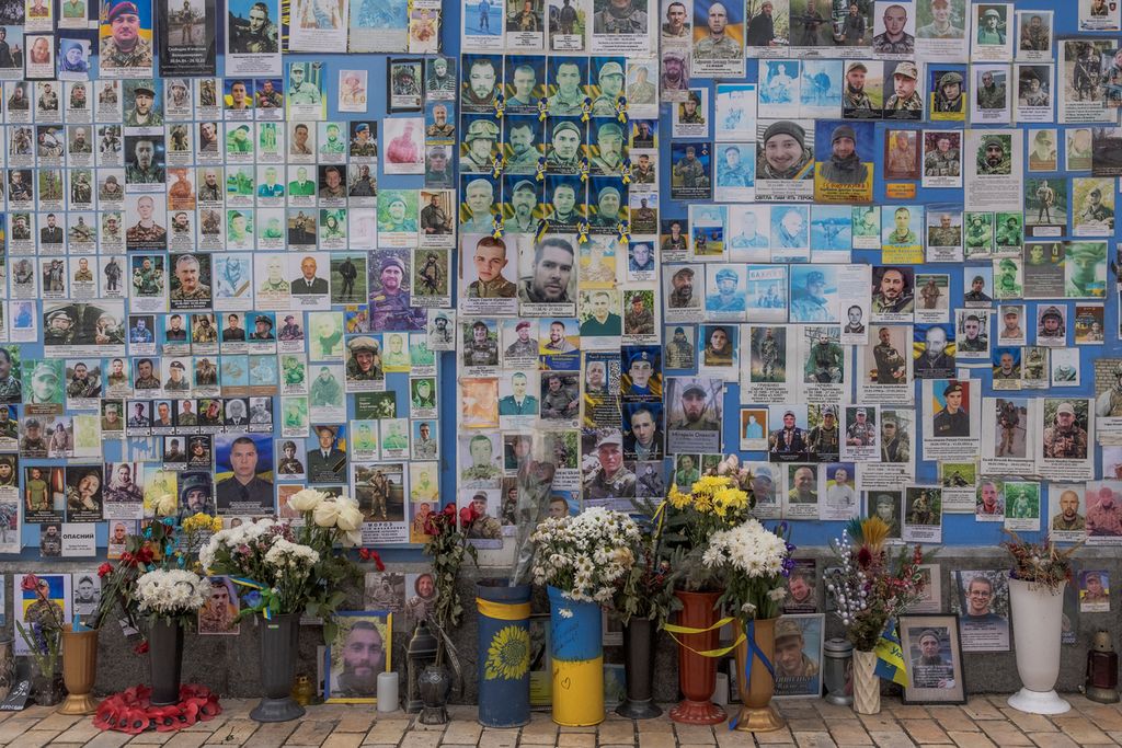 Foto yang diambil pada 23 Februari 2024 di sebuah tembok di pusat Kyiv, Ukraina, memperlihatkan ratusan foto prajurit Ukraina yang tewas selama perang Ukraina-Rusia. 