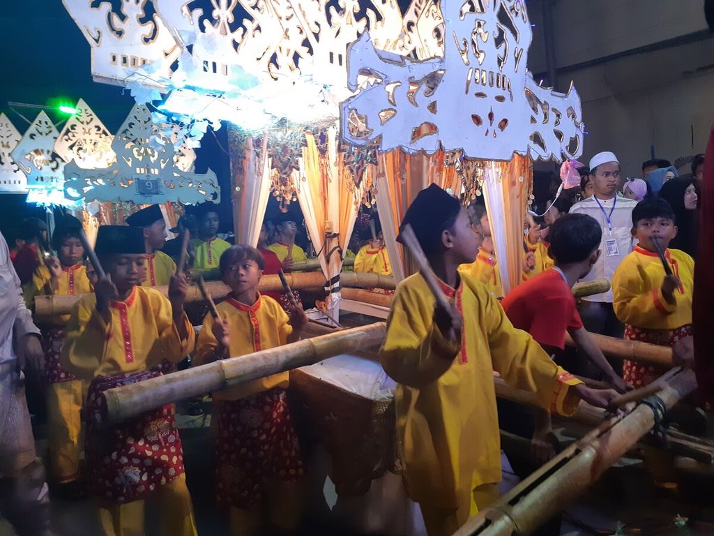 Tradisi arakan sahur dilangsungkan di Kuala Tungkal, Kabupaten Tanjung Jabung Timur, Jambi, Sabtu (1/4/2023). Tradisi Ramadhan itu dimulai sejak 1966. di wilayah pesisir timur Jambi. Ribuan orang tumpah di jalan untuk menyaksikan pawai arakan sahur.