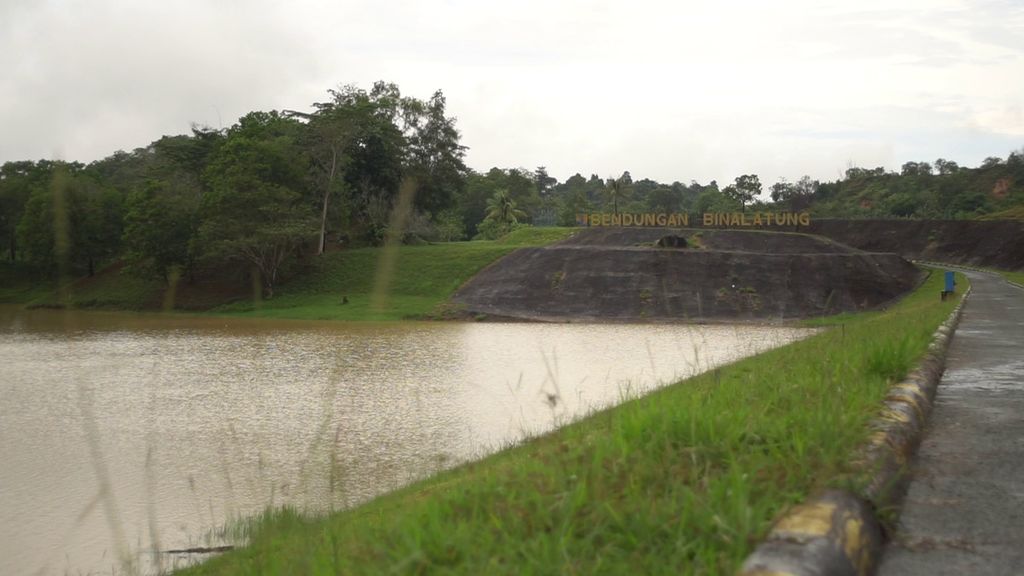 Suasana Embung Binalatung yang merupakan salah satu sumber air warga di Kota Tarakan, Kalimantan Utara, Kamis (29/9/2022). Embung ini kering pada Agustus 2022 sehingga puluhan ribu warga tak teraliri air baku.