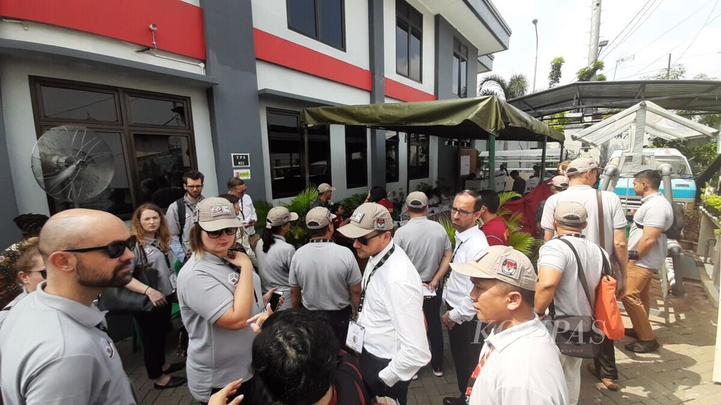 Peserta yang berpartisipasi dalam kegiatan election visit program (EVP) yang diadakan Komisi Pemilihan Umum (KPU) memantau penghitungan suara Pemilu 2019 di Tempat Pemungutan Suara (TPS) 41 Taman Suropati, Menteng, Jakarta, Rabu (17/4/2019).