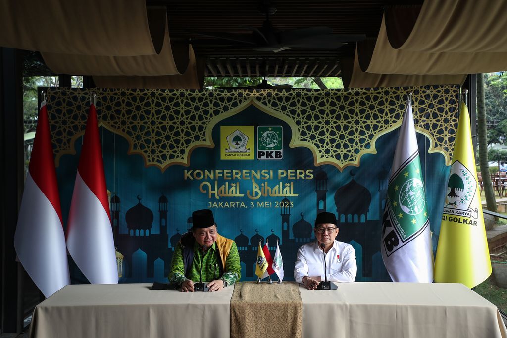 Ketua Umum Partai Golkar Airlangga Hartarto (kiri) berbicara dalam konferensi pers didampingi Ketua Umum PKB Muhaimin Iskandar (kanan) di Plataran, Senayan, Jakarta (3/5/2023). Kedua partai membahas koalisi besar untuk menghadapi Pemilu 2024.