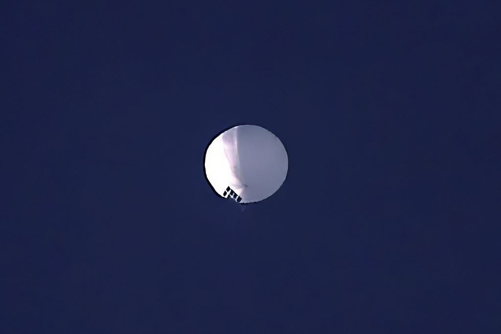 Sebuah balon melayang di atas wilayah Billings, Montana, AS, 1 Februari 2023. Balon itu ditembak jatuh oleh jet tempur AS setelah dinyatakan bagian dari misi pengintaian China. Beijing membantah klaim tersebut. 