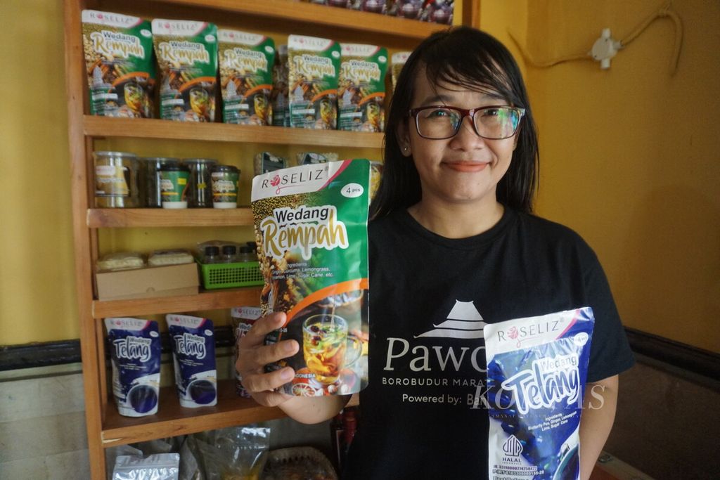 Elisa Anggraeni menunjukkan wedang rempah dan telang dari D'Lizfood Borobudur yang menjadi salah satu menu minuman Pawone Kuliner Borobudur Marathon Powered by Bank Jateng 2023 di Magelang, Jawa Tengah, Kamis (16/11/2023).