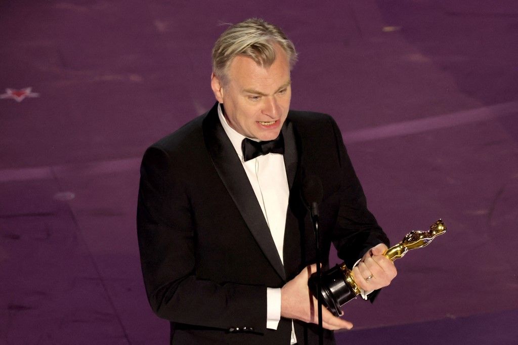 Sutradara asal Inggris, Christopher Nolan, menerima piala Oscar untuk kategori Sutradara Terbaik atas film karyanya, <i>Oppenheimer</i>,  dalam ajang 96th Annual Academy Awards di Dolby Theatre, Hollywood, California, Amerika Serikat, Minggu (10/3/2024) malam waktu setempat.  