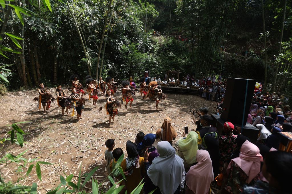 Kelompok kuda lumping Iromo Turonggo tampil dalam upacara adat Merti Dusun di tepian Sendang Piwakan, Desa Genito, Windusari, Kabupaten Magelang, Jawa Tengah, Selasa (13/9/2022). 