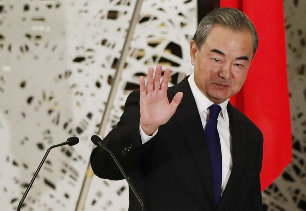 Diplomat senior China, Wang Yi, diangkat menjadi anggota Politbiro Partai Komunis China pada Jumat (30/12/2022). Dalam foto yang diambil di Tokyo, Jepang, 24 November 2020, ini Wang masih menjabat sebagai Menteri Luar Negeri China. 