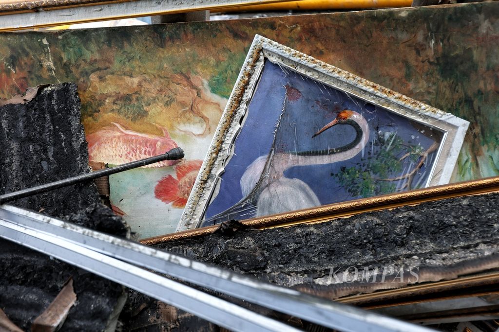 Sisa-sisa lukisan setelah kebakaran di Jalan Mampang Prapatan, Jakarta, Jumat (19/4/2024). 