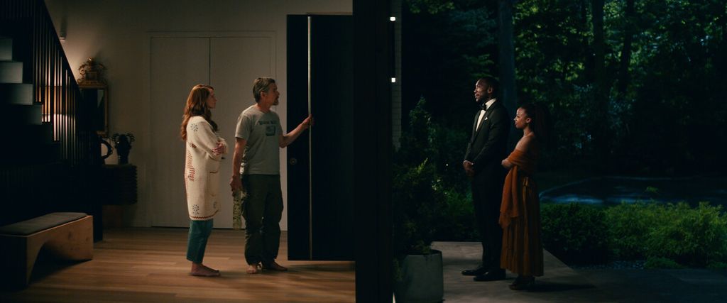 Salah satu adegan film <i>Leave The World Behind</i> (2023) dengan Julia Roberts (kiri) memerankan karakter Amanda, Ethan Hawke (kedua dari kiri) sebagai Clay, Mahershala Ali (kedua dari kanan) sebagai GH Scott dan Myha'la sebagai Ruth Scott (kanan).