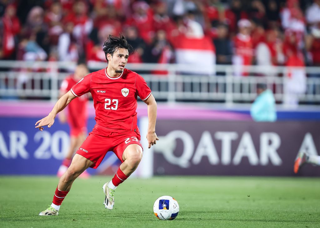 Aksi gelandang Indonesia, Nathan Tjoe-A-On, menguasai bola pada laga Grup A Piala Asia U-23 2024, Minggu (21/4/2024), di Stadion Abdullah bin Khalifa, Doha, Qatar.
