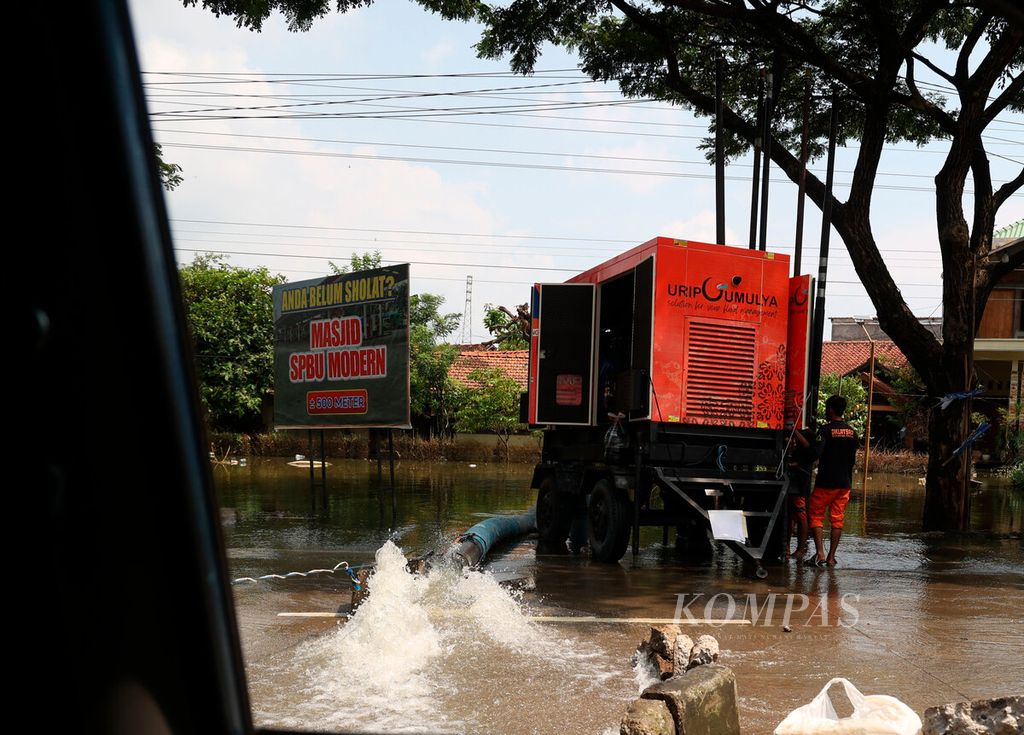 Salah satu pompa untuk menyedot air yang masih menggenangi di Desa Wonorejo, Kecamatan Karanganyar, Kabupaten Demak, Jawa Tengah, Selasa (20/2/2024).
