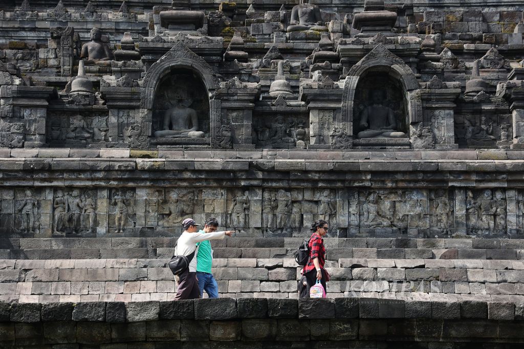 Wisatawan menaiki Candi Borobudur di Kabupaten Magelang, Jawa Tengah, Sabtu (25/3/2023). PT Taman Wisata Candi Borobudur melaksanakan kajian lapangan atau uji coba kunjungan ke bangunan Candi Borobudur secara terbatas dengan jumlah pengunjung yang boleh naik ke candi maksimal 1.200 orang per hari. Uji coba tersebut berlangsung hingga 14 April 2023.