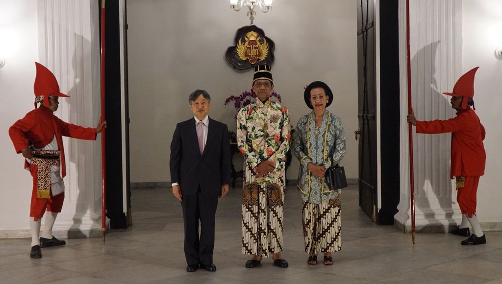 Raja Keraton Yogyakarta Sultan Hamengku Buwono X (tengah) dan permaisuri GKR Hemas berfoto bersama Kaisar Jepang Naruhito (kiri), di Keraton Yogyakarta, Daerah Istimewa Yogyakarta, Rabu (21/6/2023). 