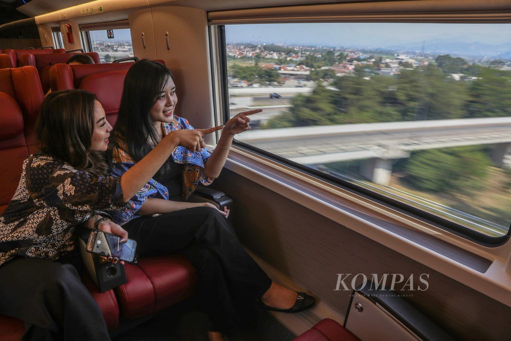 Suasana di business class kereta cepat dalam perjalanan dari Stasiun Tegalluar, Bandung, Jumat (4/8/2023). 