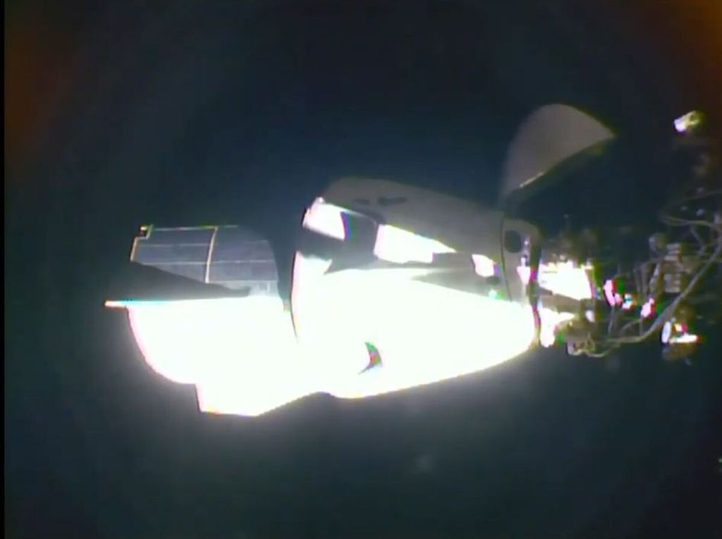 Wahana antariksa berawak milik SpaceX Crew Dragon sandar dan menyatu dengan Stasiun Luar Angkasa Internasional (ISS). Penyatuan berlangsung saat ISS terbang pada ketinggian 422 kilometer di atas wilayah China pada Minggu (31/5/2020) pukul 21.16 WIB. Crew Dragon tiba di ISS setelah menempuh perjalanan dari Bumi selama 19 jam.