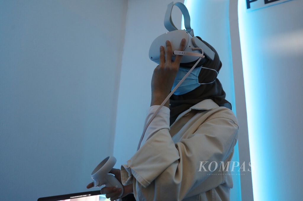 Pengunjung mencoba pelayanan telemedisin berbasis teknologi realitas virtual pada acara pameran Open House Badan Pengawas Obat dan Makanan (BPOM) di kompleks gedung BPOM, Jakarta, Kamis (12/1/2023). Kata <i>telemedisin </i>sudah menjadi lema dalam <i>Kamus Besar Bahasa Indonesia</i>.