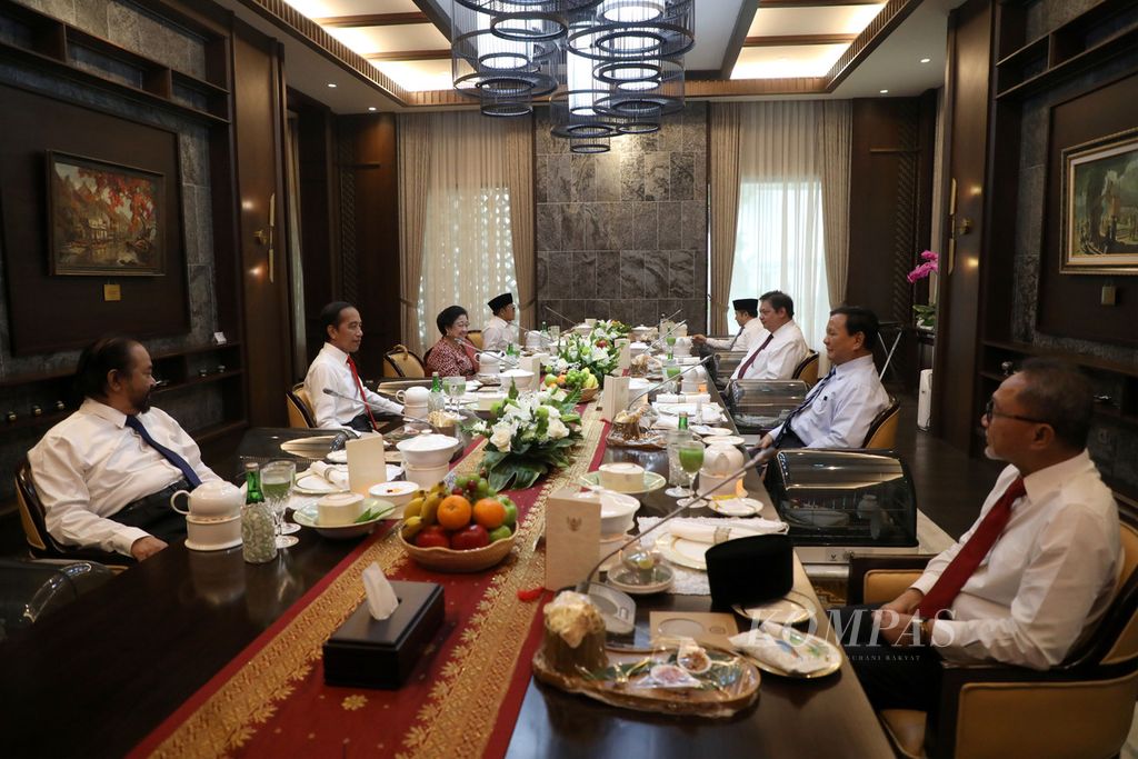 Jamuan makan siang Presiden Joko Widodo (kedua dari kiri) bersama sejumlah pemimpin partai politik pendukung pemerintah di Presidential Lounge di Kompleks Istana Kepresidenan, Jakarta, Rabu (15/6/2022). 