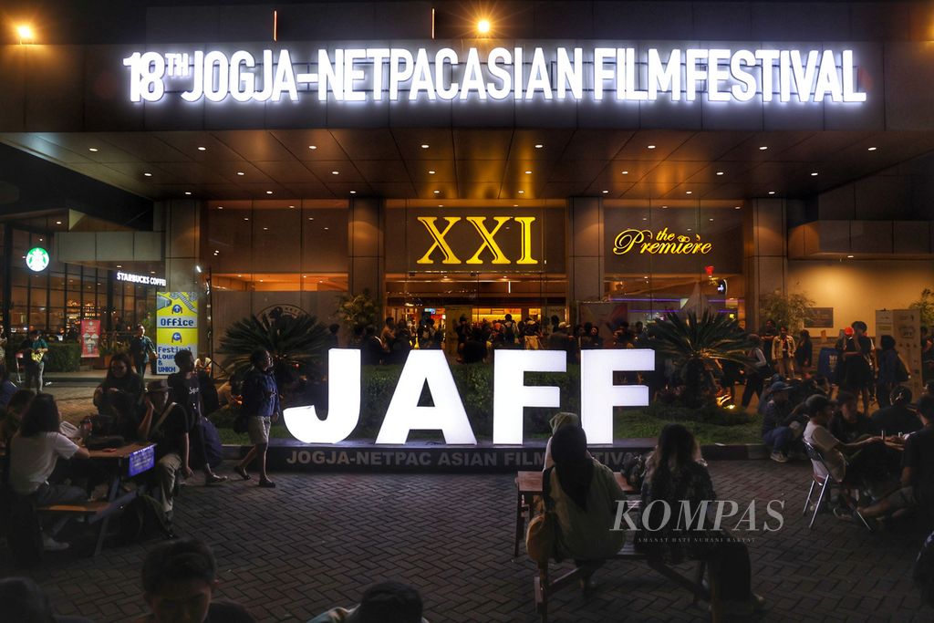 Penggemar film mendatangi acara Jogja-Netpac Asian Film Festival (JAFF) di bioskop Empire XXI, Yogyakarta, Selasa (28/11/2023). JAFF edisi ke-18 mengusung tema ”Luminescence” dan berlangsung hingga 2 Desember 2023.