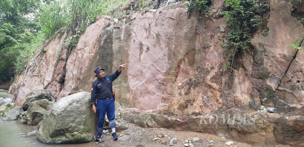 Peneliti Utama Balai Informasi dan Konservasi Kebumian Karangsambung BRIN Chusni Ansori menunjukkan batuan sedimen berwarna merah muda yang merupakan lantai dasar samudra pada 80 juta tahun silam di Karangsambung, Kebumen, Jateng, Senin (21/1/2019).