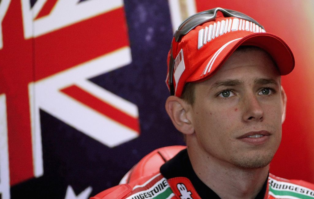 Pebalap Casey Stoner dari tim Ducati bersiap sebelum sesi kualifikasi MotoGP seri Australia di Sirkuit Phillip Island, Australia, 4 Oktober 2008. 