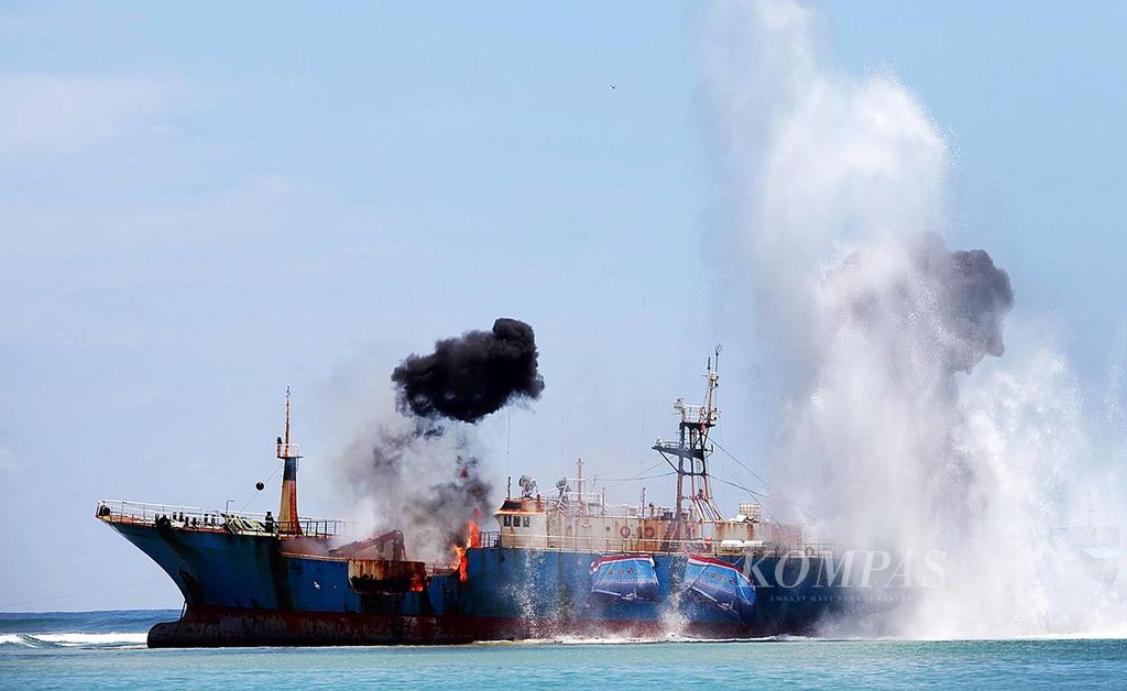 Kapal asing Fishing Vessel (FV) "Viking" dikaramkan dan diledakkan bagian lambungnya di Pantai Barat, Pangandaran, Kabupaten Pangandaran, Jawa Barat, Senin (14/3/2016). 