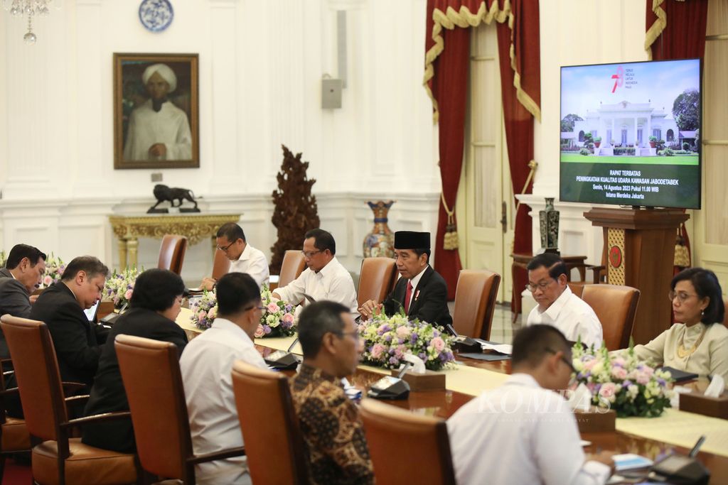 Presiden Joko Widodo memimpin rapat terbatas membahas peningkatan kualitas udara Jabodetabek di Istana Merdeka, Jakarta, Senin (14/8/2023).