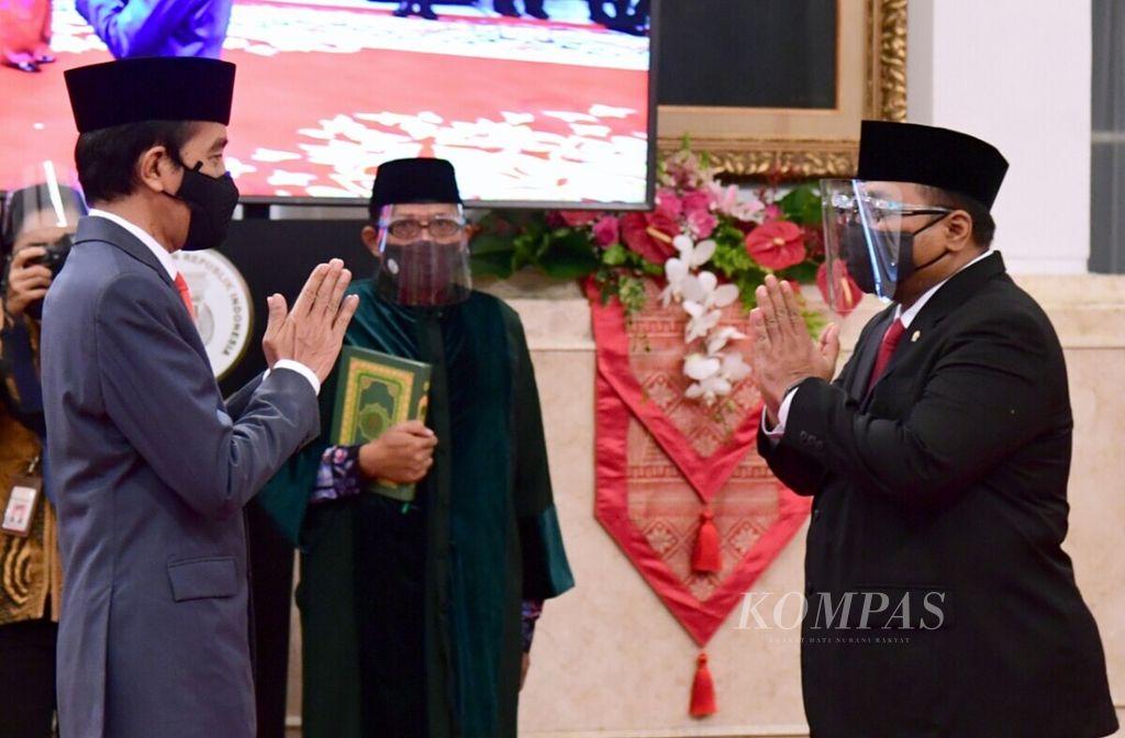 Presiden Joko Widodo mengucapkan selamat kepada Yaqut Cholil Qoumas yang baru dilantik sebagai Menteri Agama Kabinet Indonesia Maju untuk sisa masa jabatan sampai 2024. 