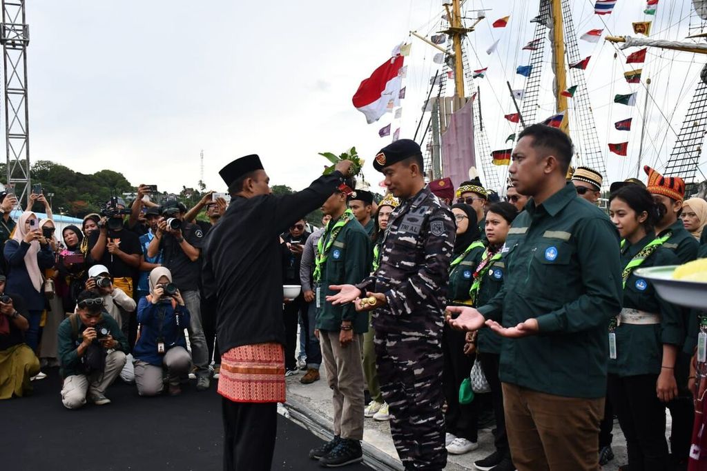 Komandan KRI Dewaruci Letkol Laut (P) Rhony Lutviadhani menjalani proses penyambutan saat tiba di Pelabuhan Badan Pengusahaan Kawasan Sabang (BPKS) CT-1 Kota Sabang dalam misi pelayaran Muhibah Budaya Jalur Rempah, Minggu (23/6/2024).