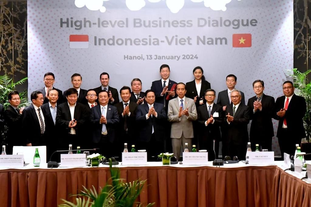Presiden Joko Widodo berfoto bersama pelaku usaha Vietnam seusai dialog bisnis bersama pengusaha/investor Vietnam, Sabtu (13/1/2024) di Hotel Melia Hanoi, Vietnam. Perdana Menteri Vietnam Pham Minh Chinh turut hadir dalam acara ini.