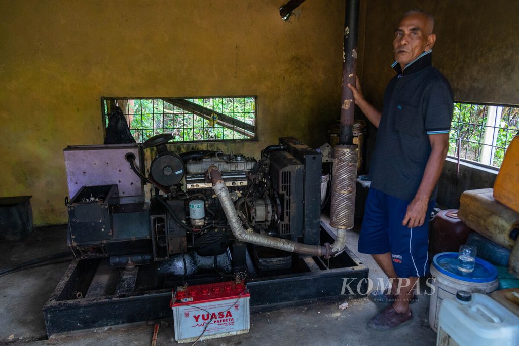 Sabri (60) menunjukkan mesin diesel yang merupakan satu-satunya sumber listrik di Kampung Baru, Kecamatan Teluk Sebong, Bintan, Kepulauan Riau, Selasa (19/10/2021). 