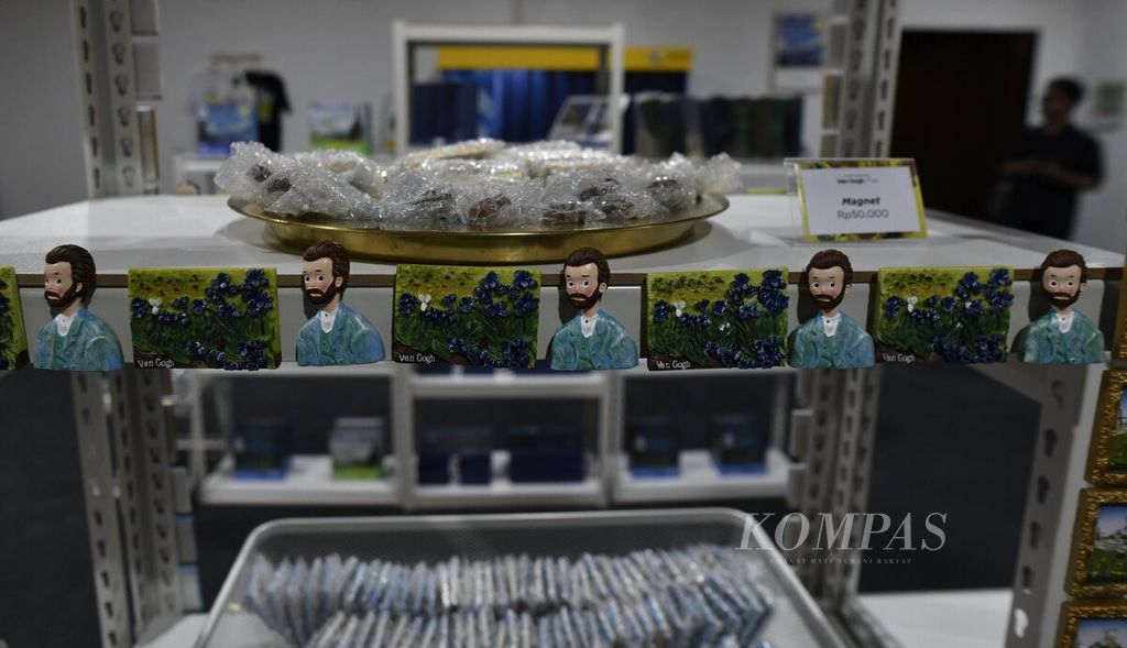 Various souvenirs such as books, puzzles, magnet decorations and cups were sold at the Van Gogh Alive exhibition in Mal Taman Anggrek, West Jakarta, on Thursday (6/7/2023).