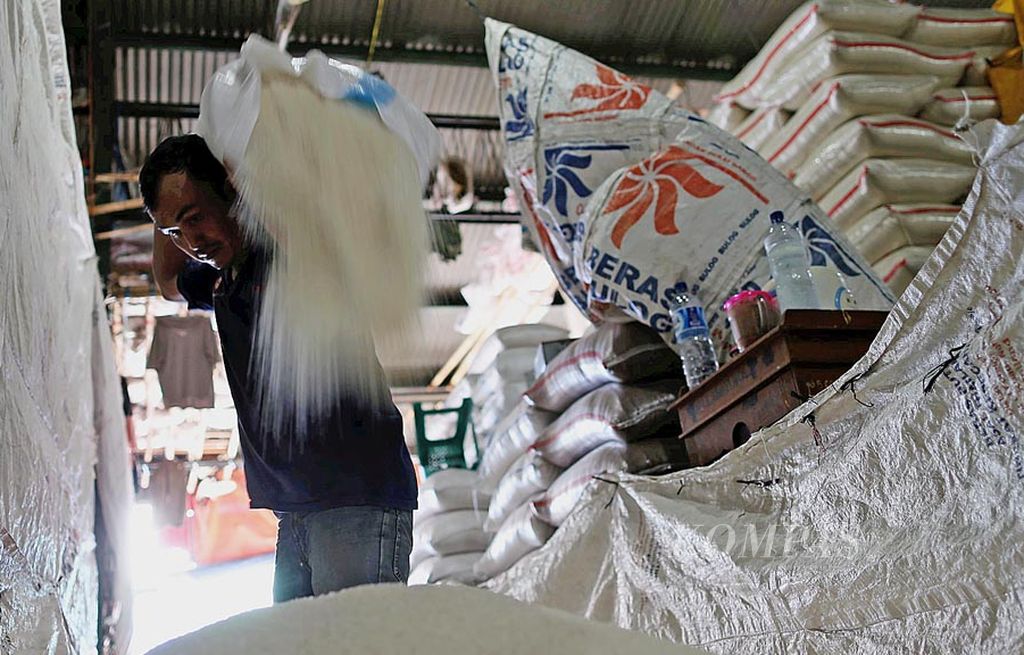 Buruh  membongkar beras di Pasar Induk Beras Cipinang, Jakarta, Minggu (9/7). Untuk menjaga stabilitas harga beras, pemerintah akan terus membenahi tata niaga beras. Salah satu caranya dengan pendataan pelaku usaha, gudang, dan stok beras yang ditargetkan selesai pada Juli ini.