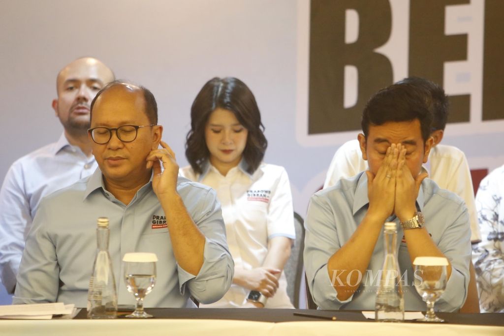 The Chairman of the National Campaign Team (TKN), Rosan P. Roeslani (left), along with the prospective vice-presidential candidate, Gibran Rakabuming Raka, provided a statement during the announcement of the campaign team lineup in Jakarta on Monday (6/11/2023).