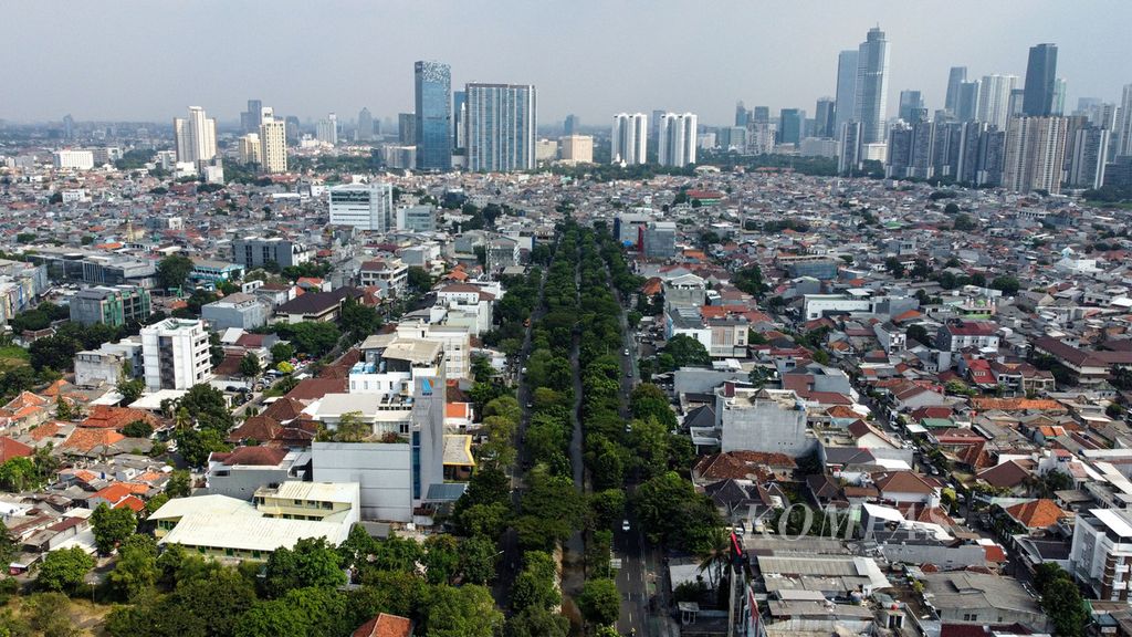 Lanskap Kota Jakarta dengan permukiman yang padat dan gedung-gedung tinggi sebagai latar belakangnya, Selasa (13/6/2023). 