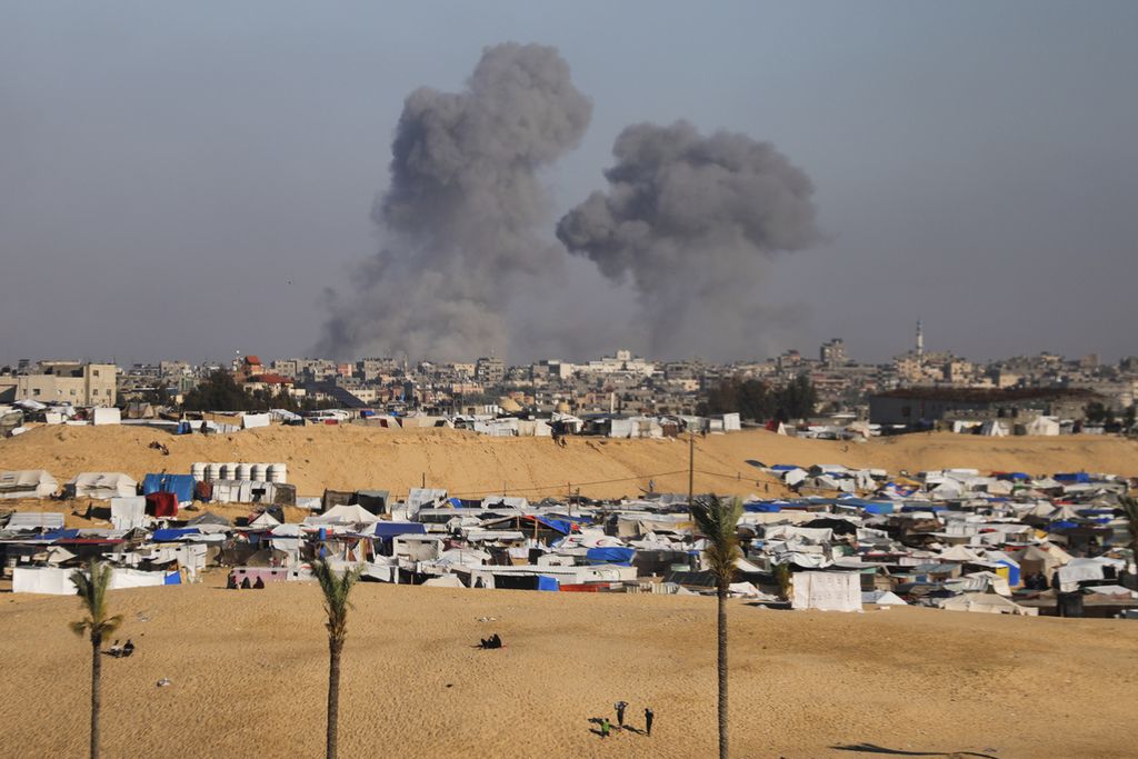 Asap mengepul menyusul serangan udara Israel di timur Rafah, Jalur Gaza, Senin (6/5/2024).