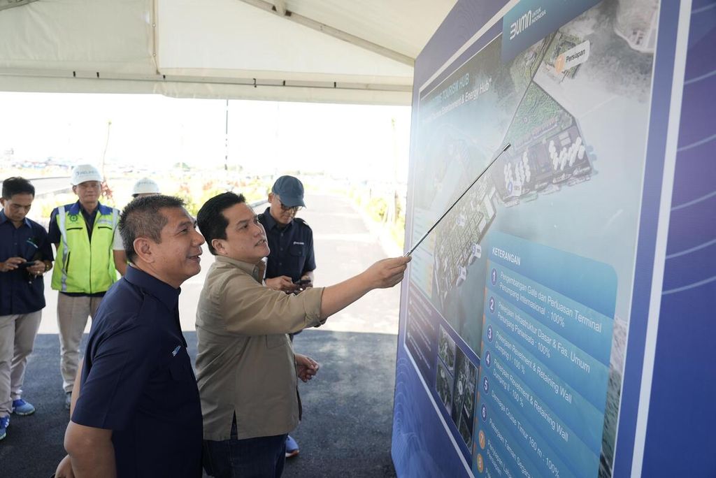 Menteri Badan Usaha Milik Negara Erick Thohir (kanan) dan Direktur Utama PT Pelabuhan Indonesia (Persero) memantau denah proyek pembangunan Bali Maritim Tourism Hub yang merupakan salah satu Proyek Strategis Nasional di kawasan Pelabuhan Benoa, Denpasar, Bali, Minggu (12/5/2024).