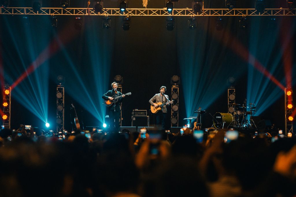 Setelah terakhir kali tampil di Indonesia 13 tahun lalu, grup musik Kings of Convenience kembali menyapa penggemar di The Ballroom Ritz-Carlton, Pacific Place, Jakarta (9/3/2023).