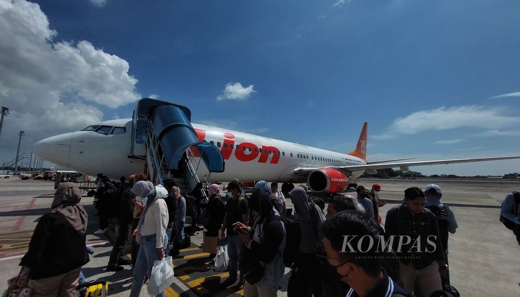 Penumpang menunggu kedatangan bus penjemput setelah turun dari pesawat jenis Boeing 737-900 ER maskapai Lion Air di Bandara Sultan Hasanuddin, Maros, Sulawesi Selatan, Jumat (21/4/2023). 