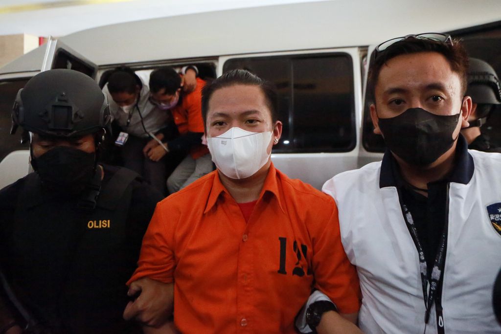 Tiga tersangka kasus judi <i>online </i>yang ditangkap di Kamboja tiba di Bareskrim Polri, Jakarta, Sabtu (15/10/2022). 